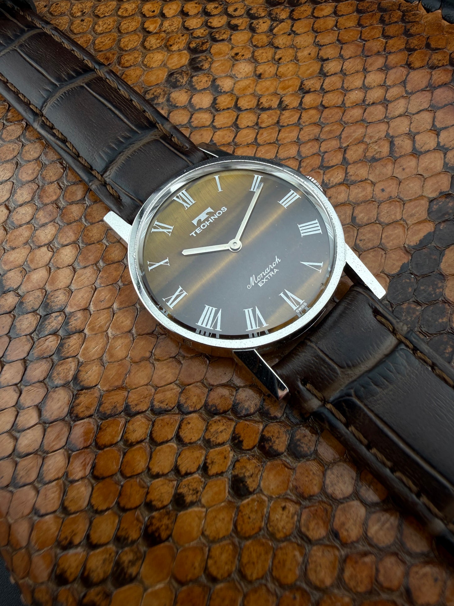 Technos suizo ojo de tigre