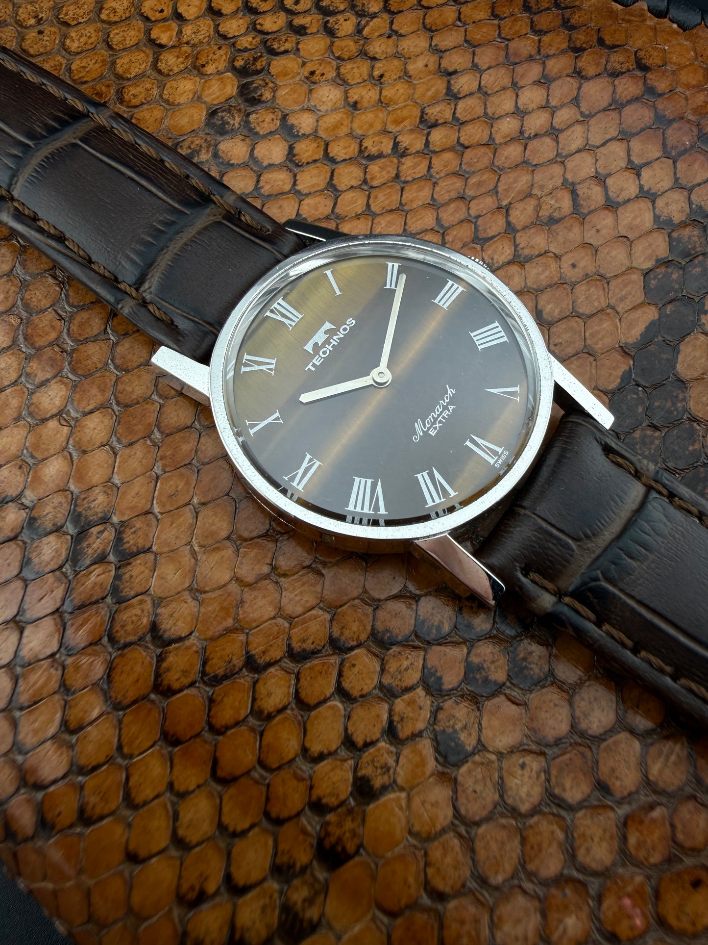 Technos suizo ojo de tigre